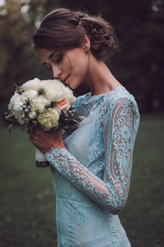 bröllopsklänningar i blå designidé shehurina brudbukett