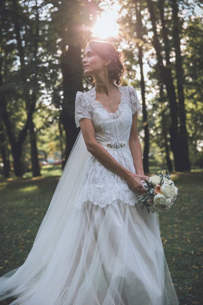 bröllopsklänning vit slöja park brud design