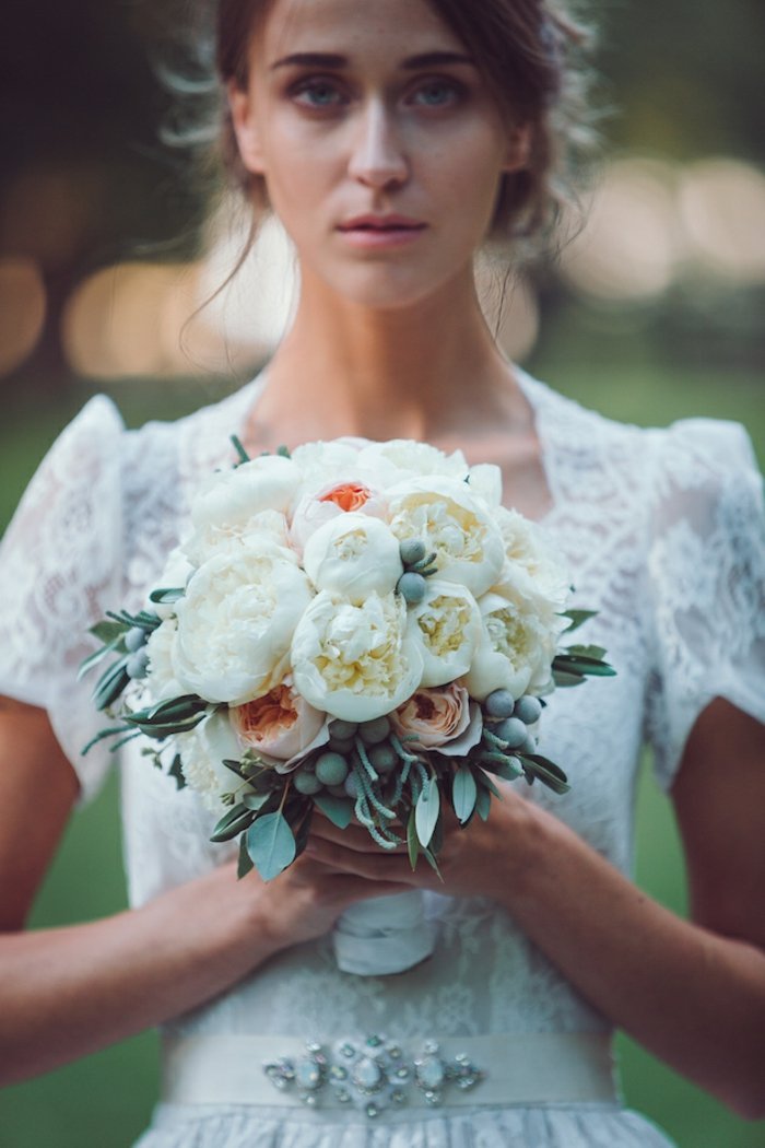 spetsärm brudbukett bröllopsklänning design vit katya
