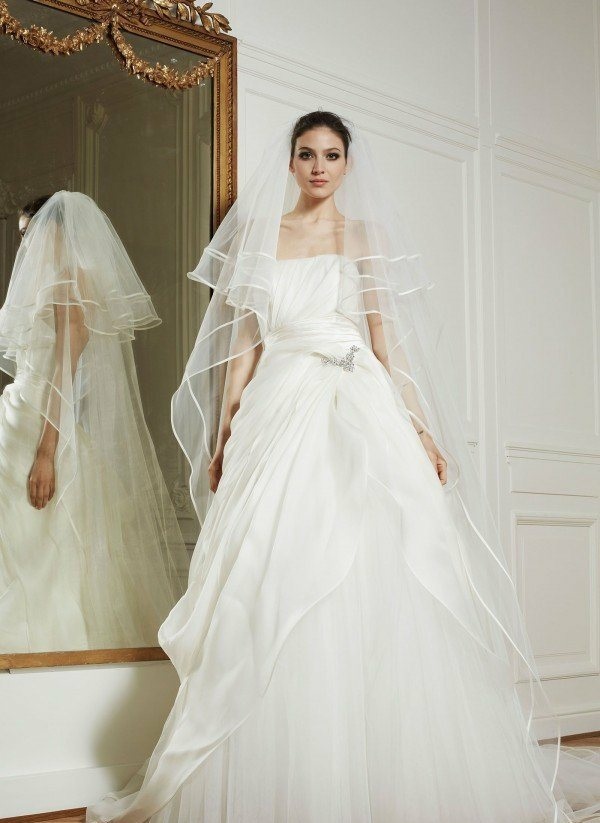 off-the-shoulder-dress-with-veil-made-of-tyll