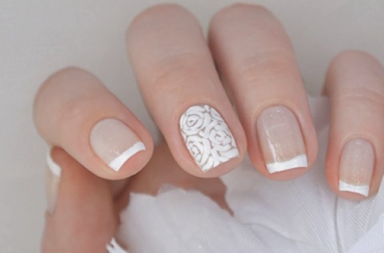 brud naglar design kvinna-hand-naglar-kvadrat-lackerade-franska-transparent-vit-målning-blommor