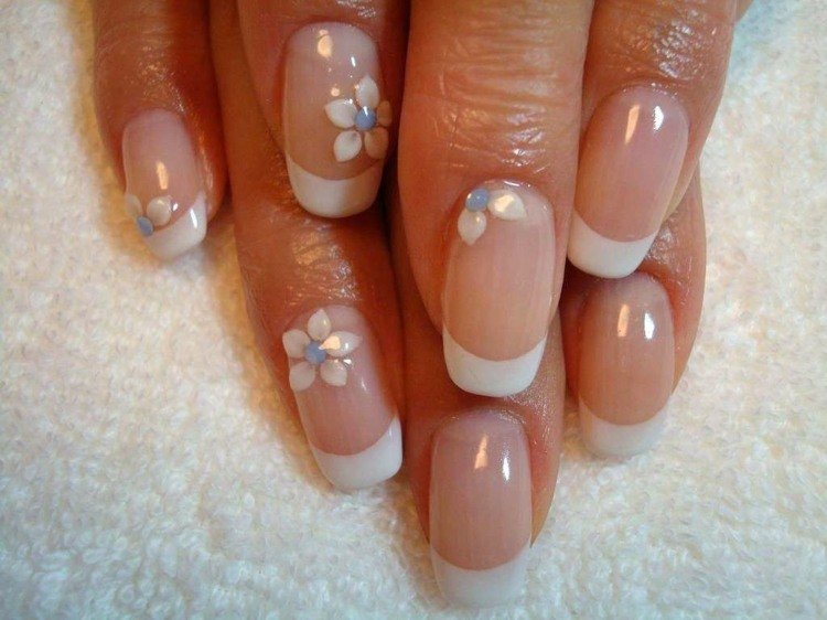 brud naglar design franska-vita-blommor-blad-blå-enkel-elegant-accent-oval-nagellack