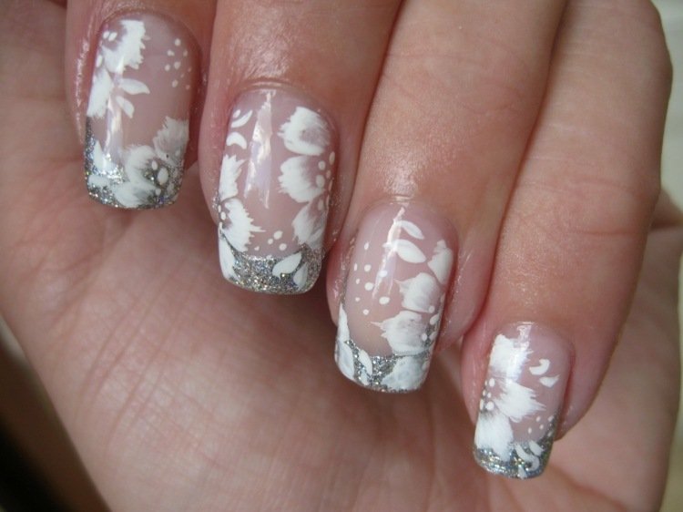 brudspikar-design-blommor-franska-silver-vit-transparent-glitter-fyrkantig-spik-form-motiv