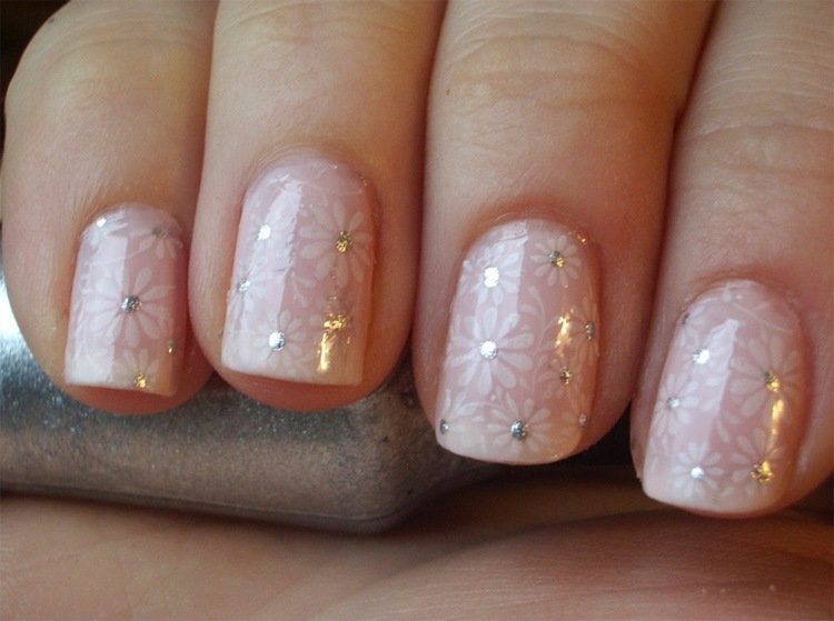 brud naglar-design-silver-glitter-hand-kvinna-öm-rosa-blommor-vita-naglar-kort-nagellack