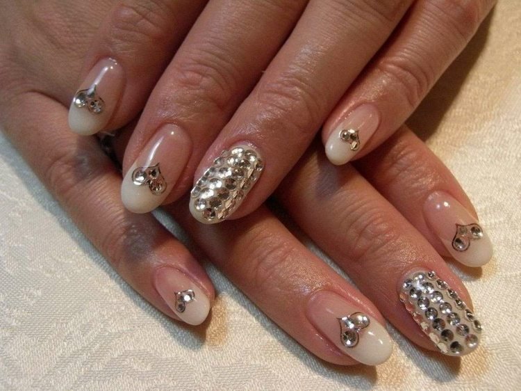 brudnaglar-design-kvinnor-händer-naglar-runda-franska-manikyr-stenar-glitter-hjärtat-vårdade motiv