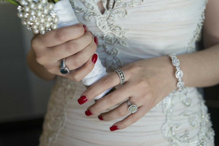 brud naglar-design-brud-nagellack-röd-armband-bukett-pärla-ringar-brud-klänning-spets-grädde-vit