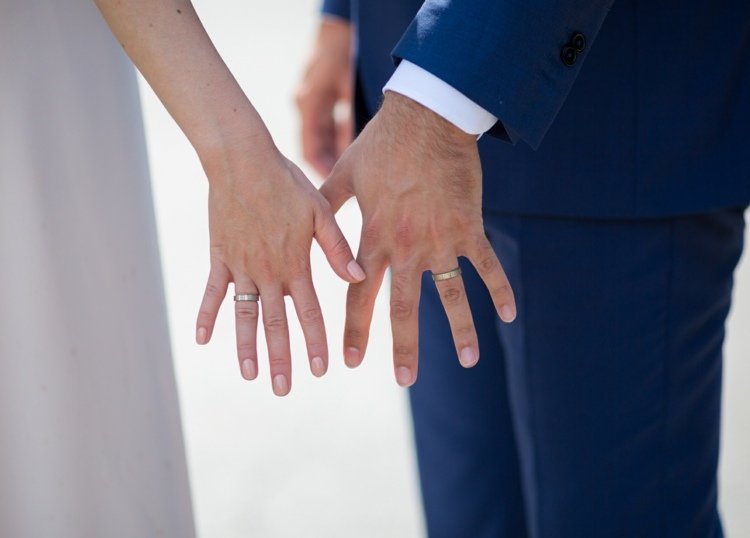 brud naglar design man-kvinna-brudgum-kostym-blå-bröllopsklänning-vigselringar-nagellack-naken-händer