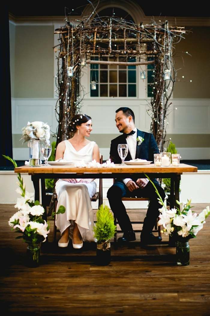Rustik bröllopsfirande bord dekorationer vintage brud blommor vit