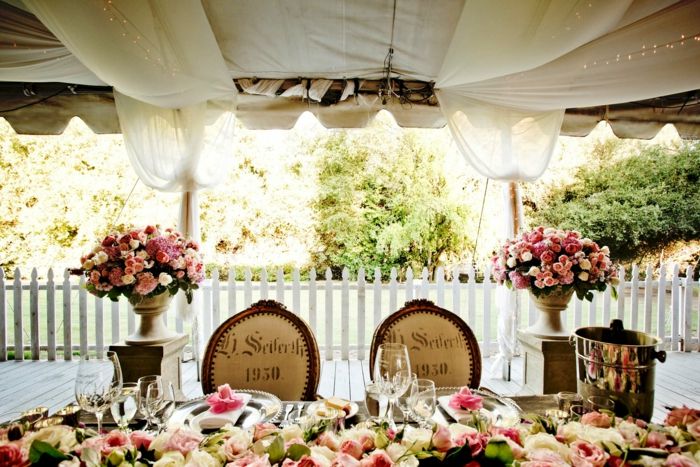 romantiska bordsdekorationer bröllop bruden och brudgummen rosor bukett arrangemang