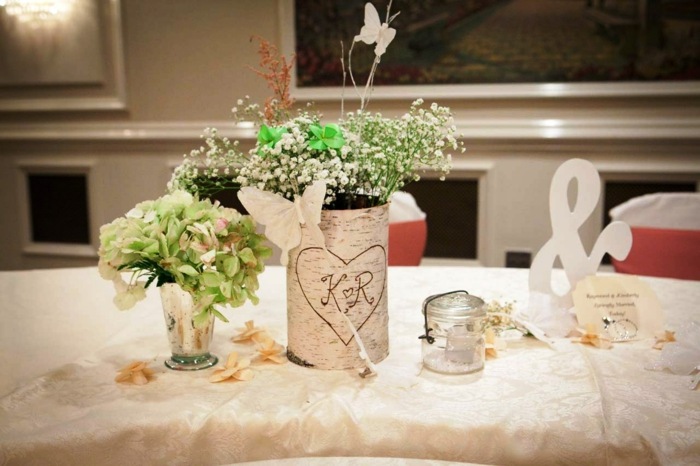 dekoration brud och brudgum bord vintage vas trästick blommor