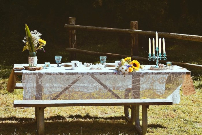 brud och brudgum bord dekoration vintage rustik trädgård bänk trä