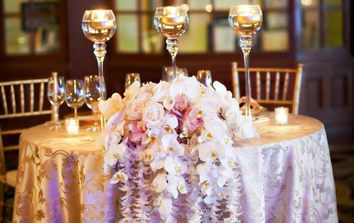 eleganta bordsdekorationer rosa guld brudpar blommig arrangemang ljus