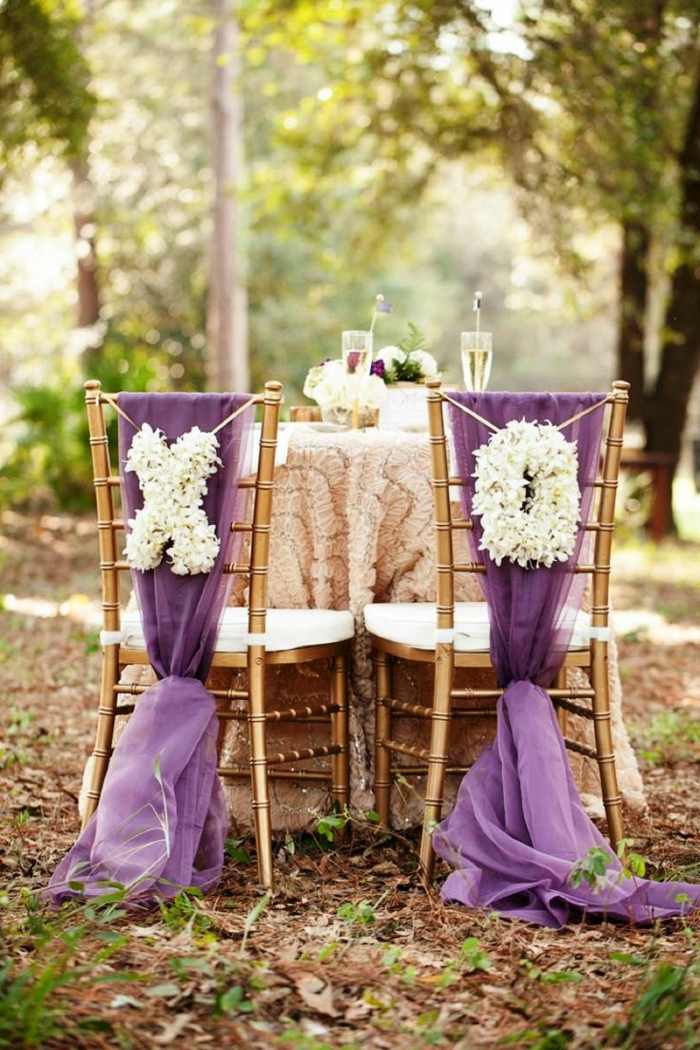 stolar lila bröllop dekoration brud brudgummen skog natur