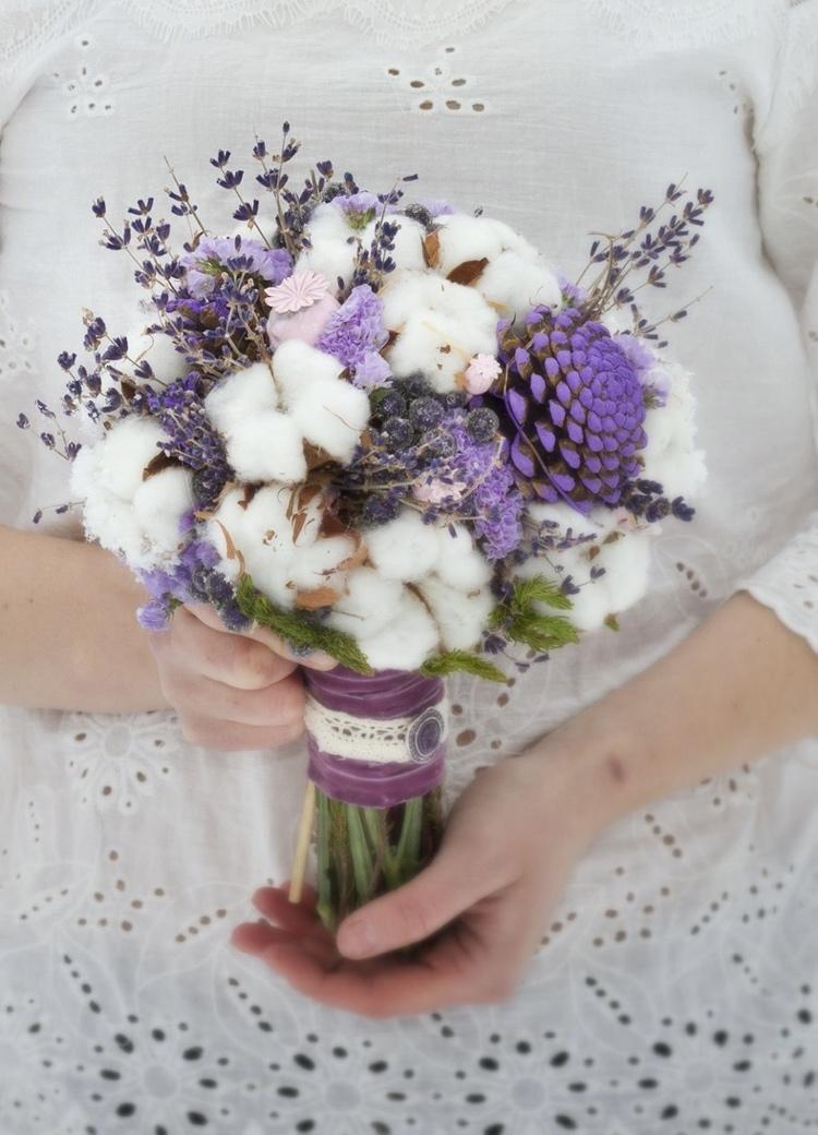 Brudbukett i lila och vitt för vinterbröllop