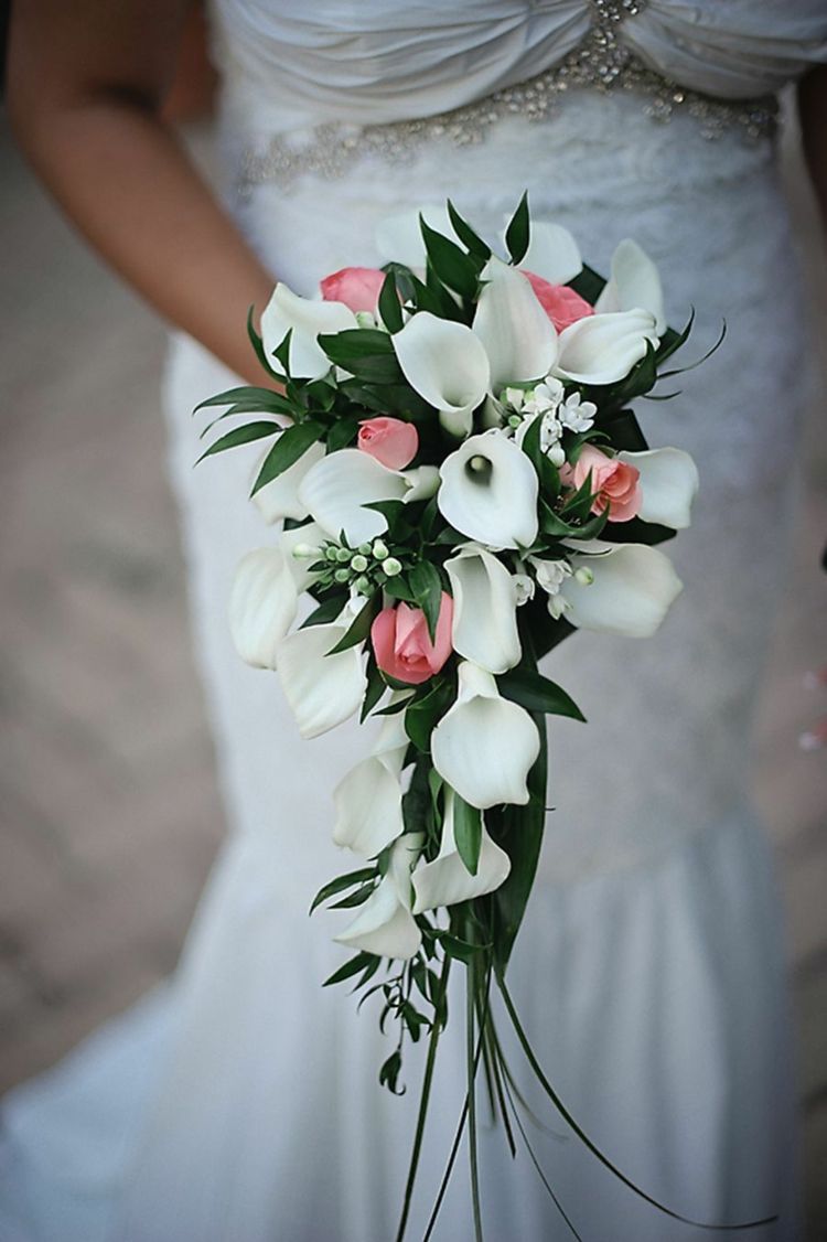 vita callas rosa rosor liten bukett vattenfall elegant