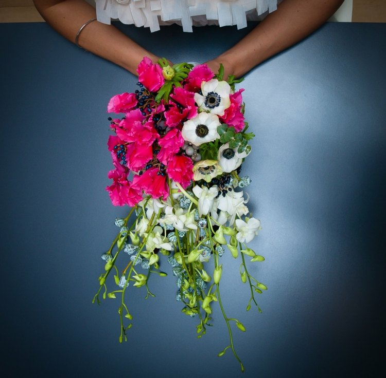 vilda blommor liten bukett bröllop fuchsia vit