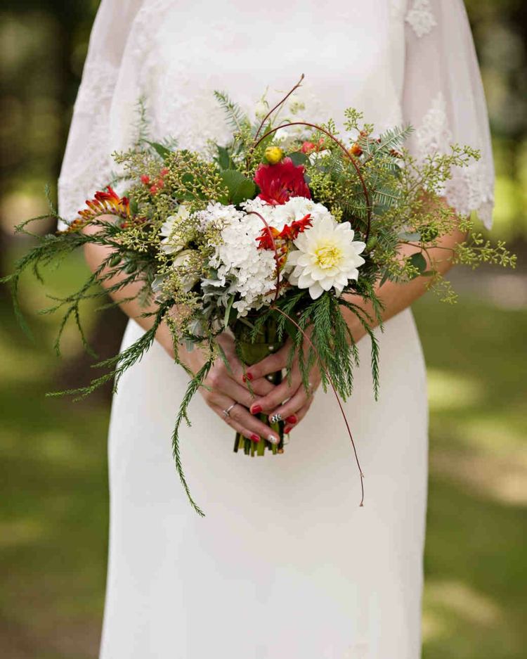 bröllop brud vilda blommor röda vita dahlior