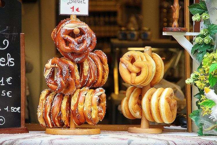 Ställ upp kringelskålsskålen traditionellt träbordsdekoration