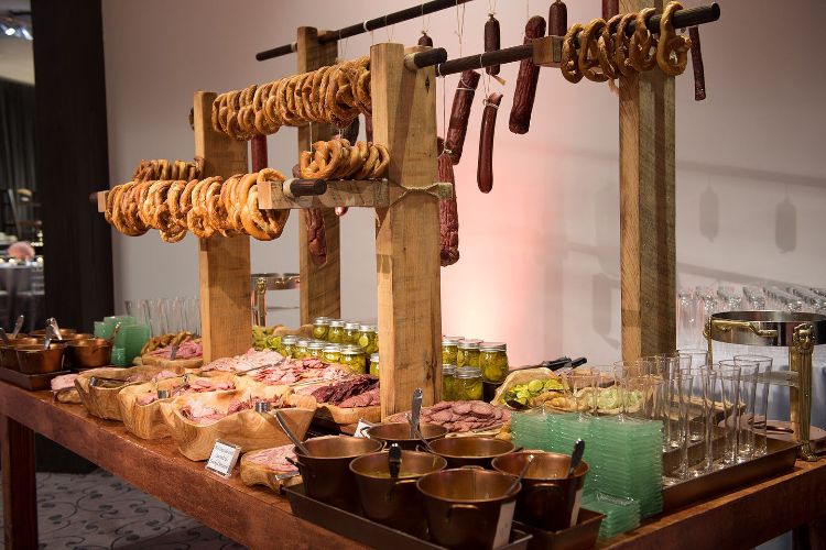 träbrädor bröllopsfest kringlor hänga upp kringel bar ställa upp trädgård salta snacks salami skinka champagneglas