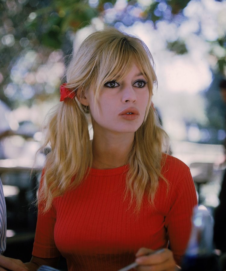 Brigitte Bardot frisyr två hästsvansar med lång lugg