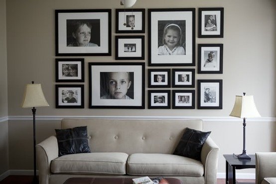 Familj-foton-på-väggen-vardagsrummet-svart-vitt