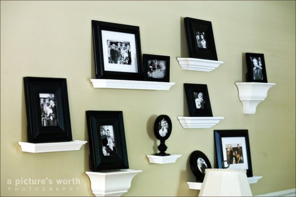 Familj-foton-på-väggen-individuella-hyllor