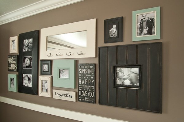 Familj-foton-på-väggen-hall-design