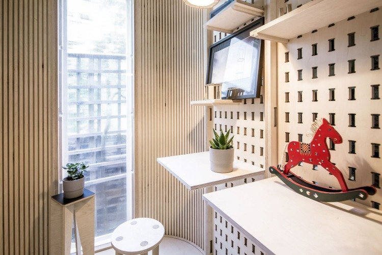 subtila möbler i skandinavisk stil för små kontor med trämöbler