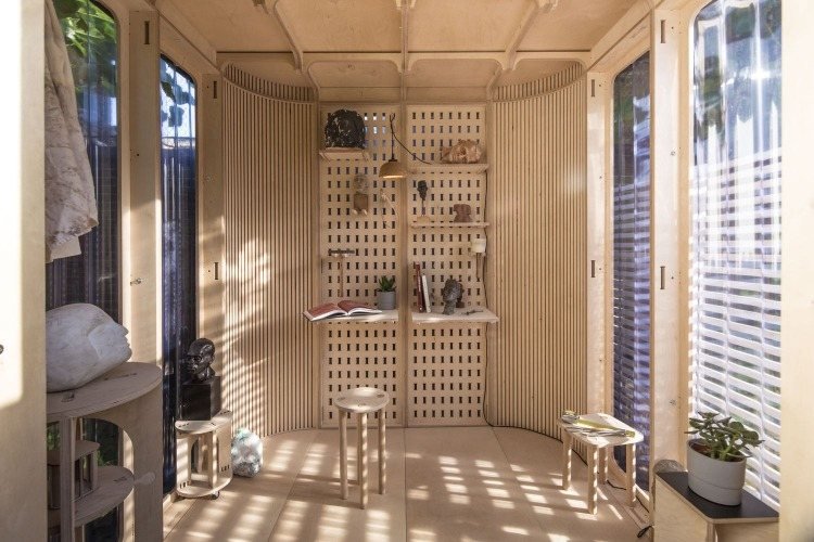 interiör i ett hemmakontor med trämoduler för självmontering och dekoration