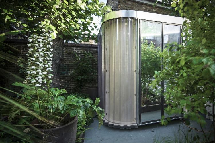 platsbesparande lösning för hemmakontoret placerad i trädgården med en praktisk design
