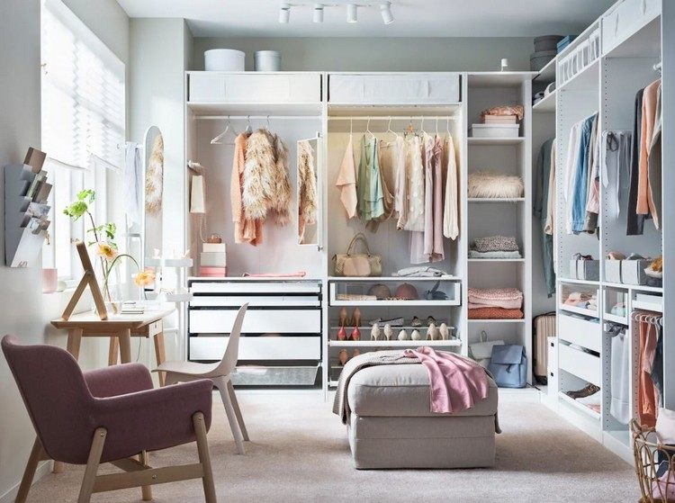 Omklädningsrum med arbetsyta med Ikea -möbler