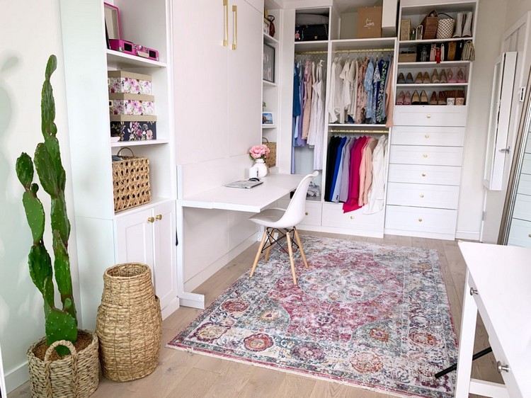 Inrätta ett praktiskt omklädningsrum med hemmakontor