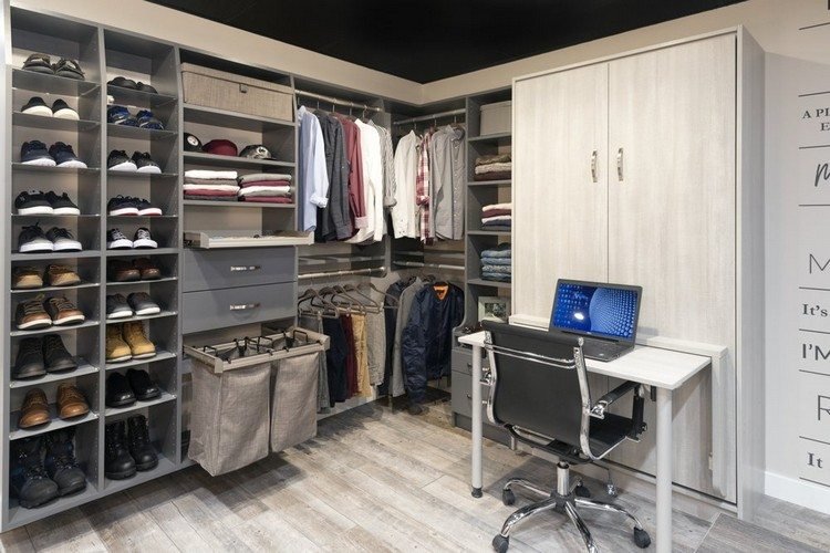 Kombinera kontor och omklädningsrum för en mans lägenhet