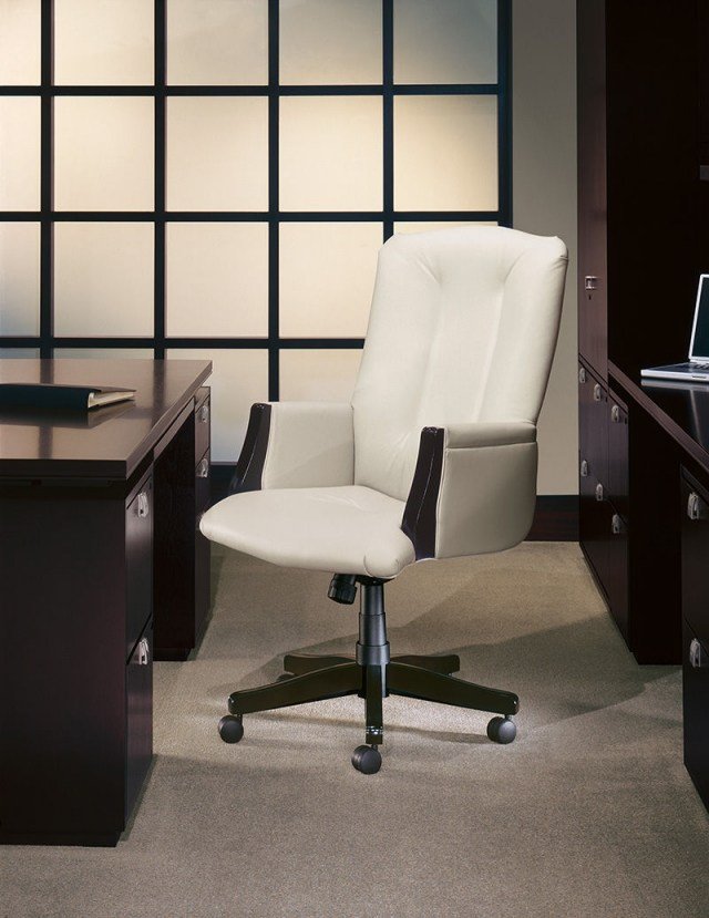 Traditionell kontorsmöbelstol fåtölj CLAIRMONT vitt läder