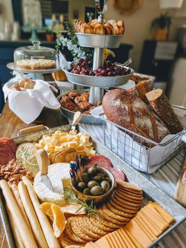 Frukostbufféidéer i höstostfat och druvor