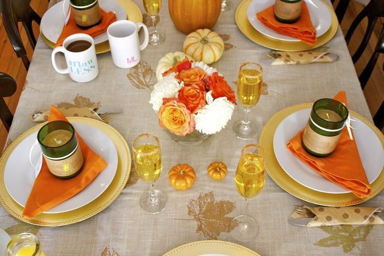 Borddekorationsidéer för höstbrunch med blommor och en prydnadspumpa