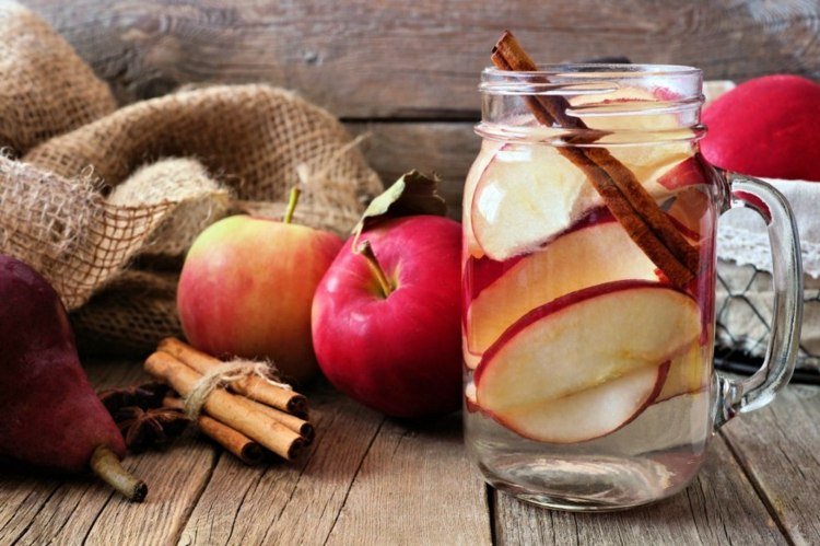 Idé för drycker för brunch Detoxvatten med smak