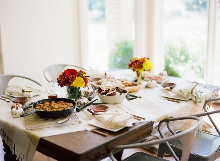 Brunch hemma dekorera bord med blommor