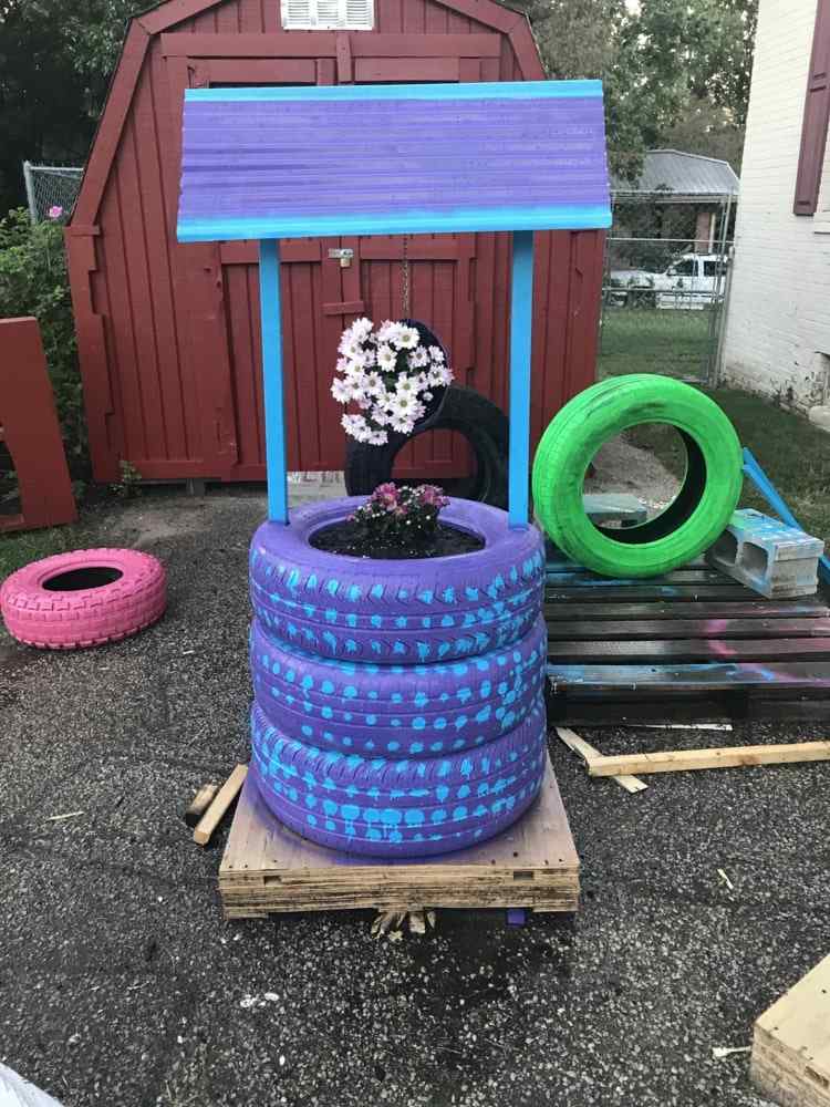 Lila trädgård fontän för plantering med blommor - färgstark dekoration idé