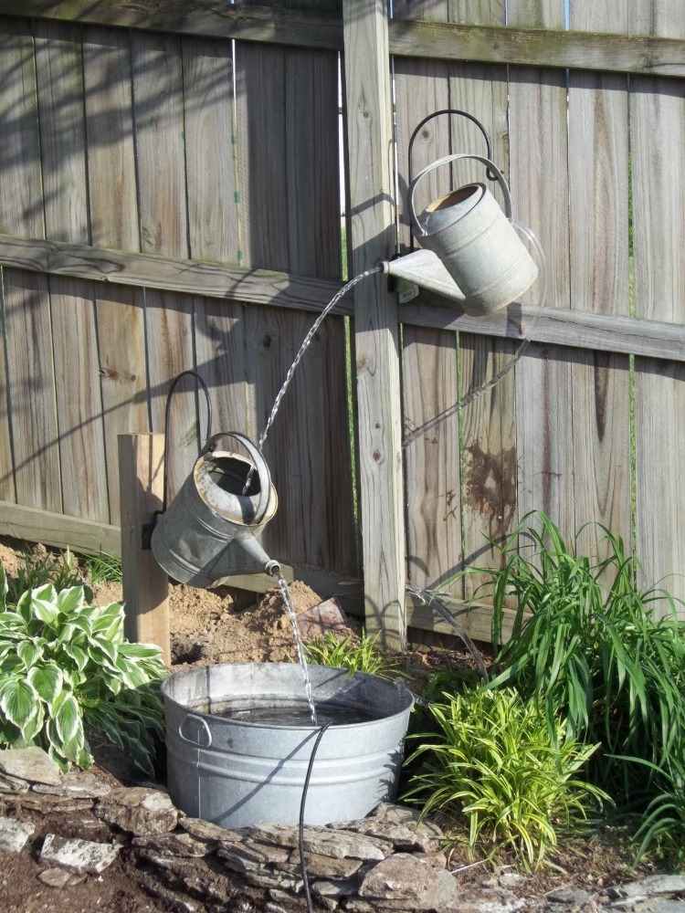 Bygg en fontän trädgård själv enkel installation med vattenbehållare och hink