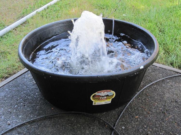 Bygg själv plastbassänger för fontäner med en elektrisk pump i trädgården