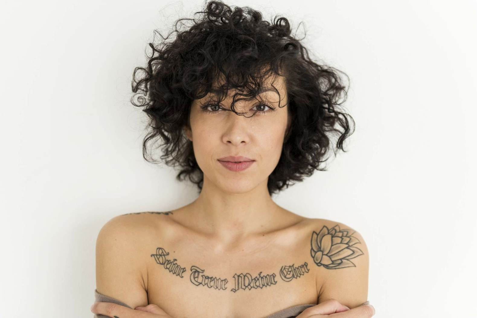 Brösttatuering för kvinnor mallar tatuering ordspråk idéer