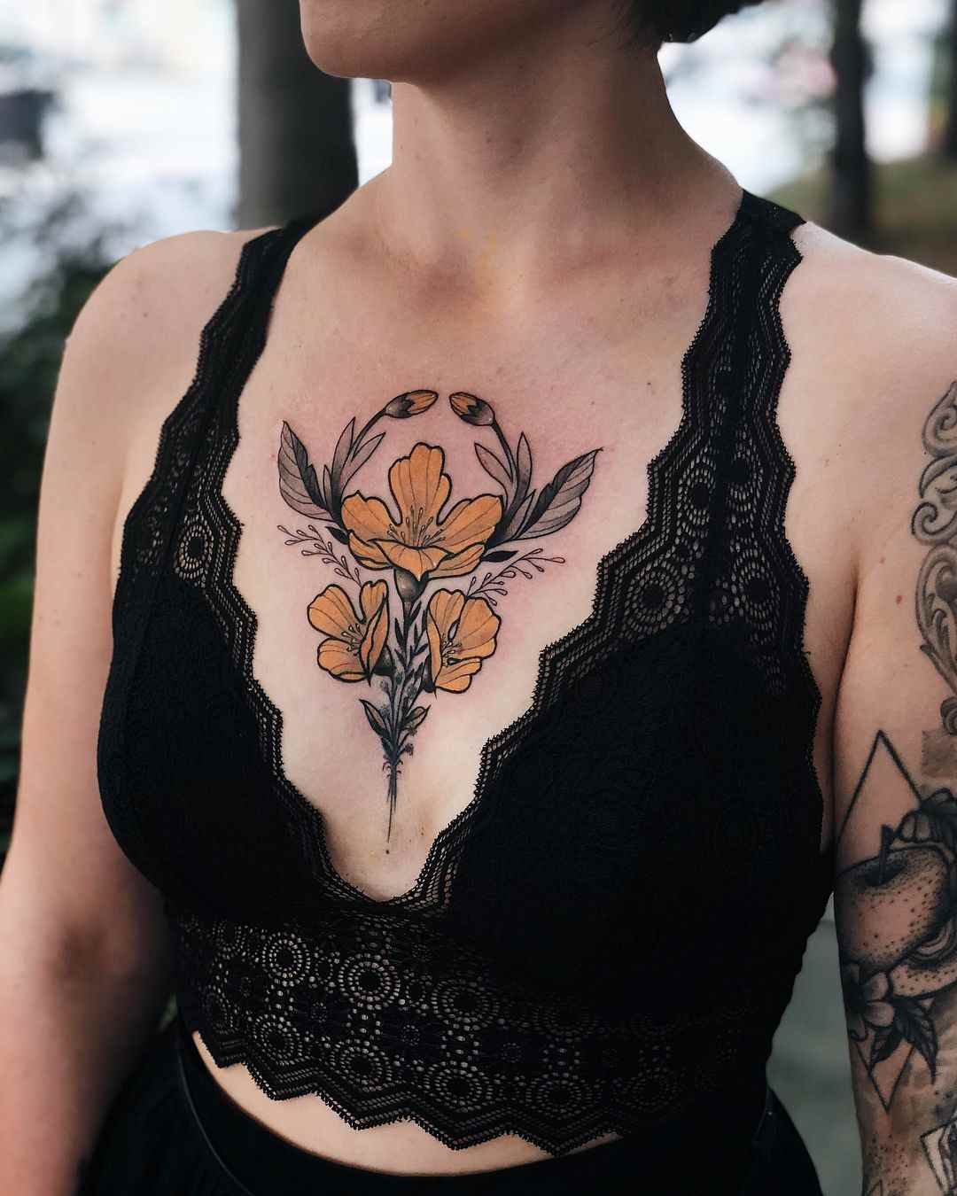 Brösttatuering för kvinnor mallar blommor tatuering motiv med mening