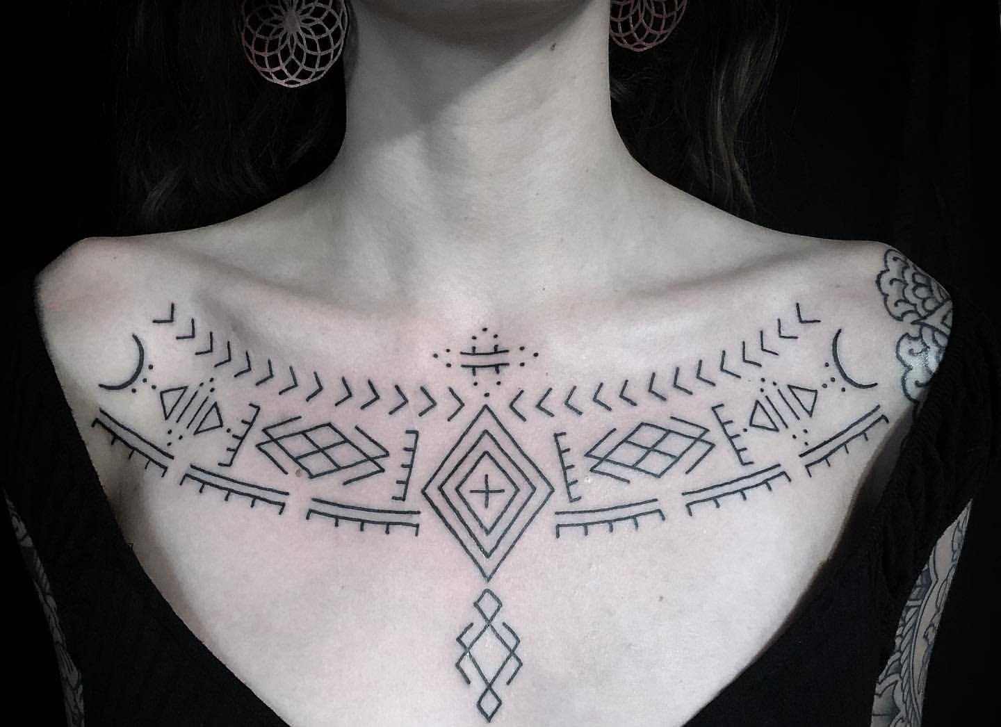 Tatueringsmotiv för kvinnor mallar brösttatuering design
