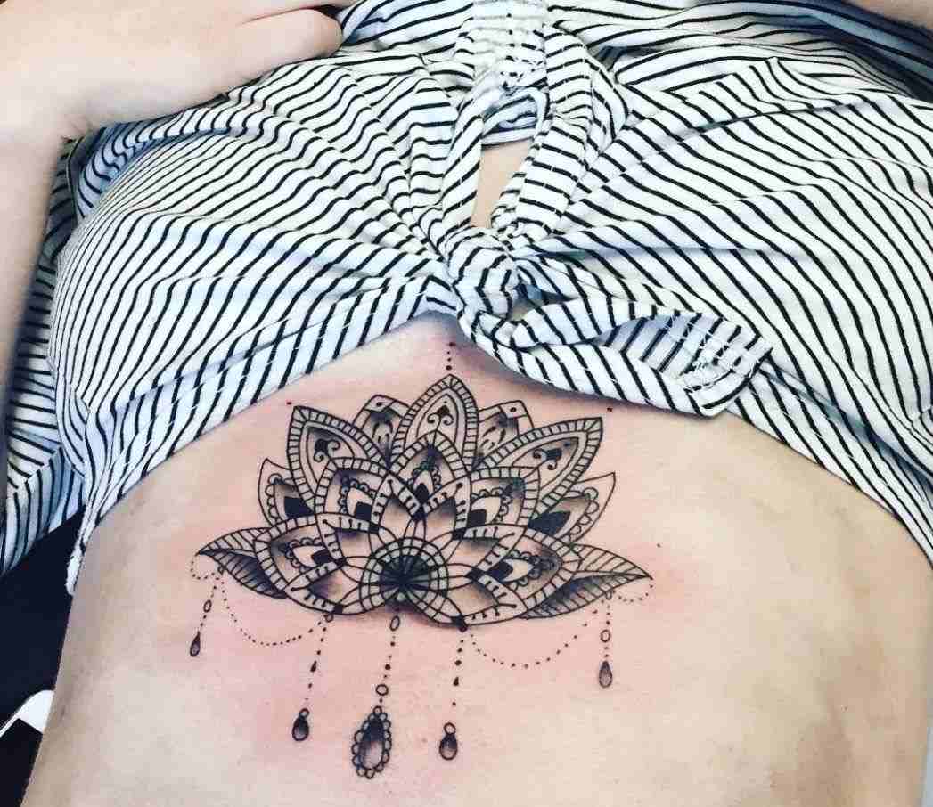 Mandala tatuering design lotusblomma betyder bröst tatuering kvinna