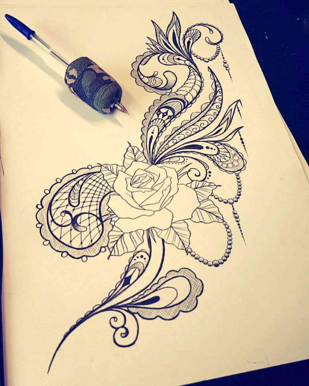 Brösttatuering för kvinnor rosor mandala tatuering designmallar