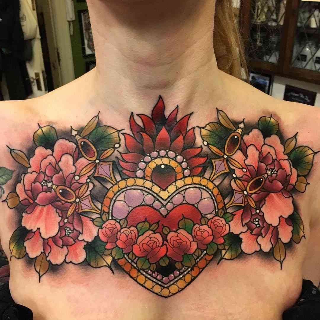 Dekoltee tatuering mallar hjärta med blommor tatuering design
