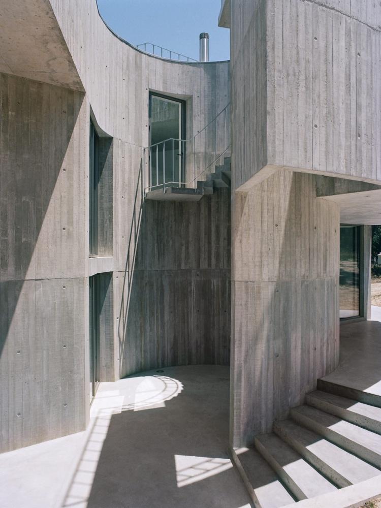 Brutalism hus med innergård och balkong och betong ytterväggar