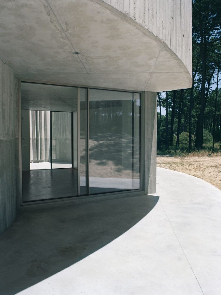 Bygga en brutalistisk fasad av exponerad betong