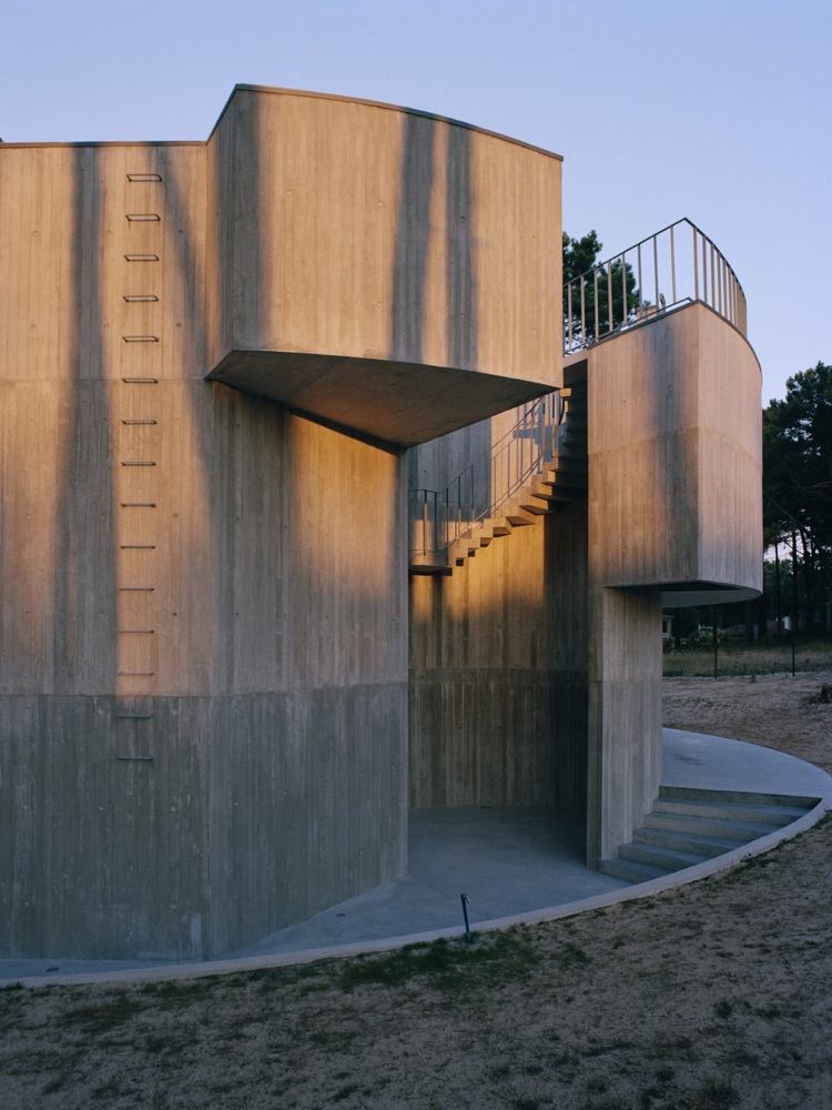 Brutalistiskt betonghus med takterrass och balkonger